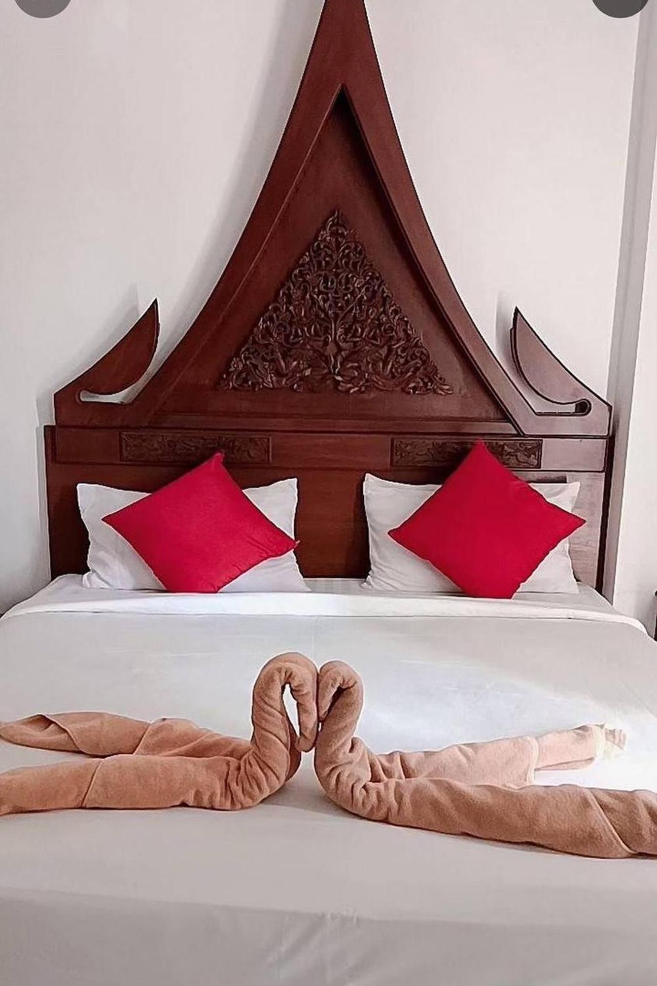 Praew Mansion Hotel Pantai Kamala Bagian luar foto
