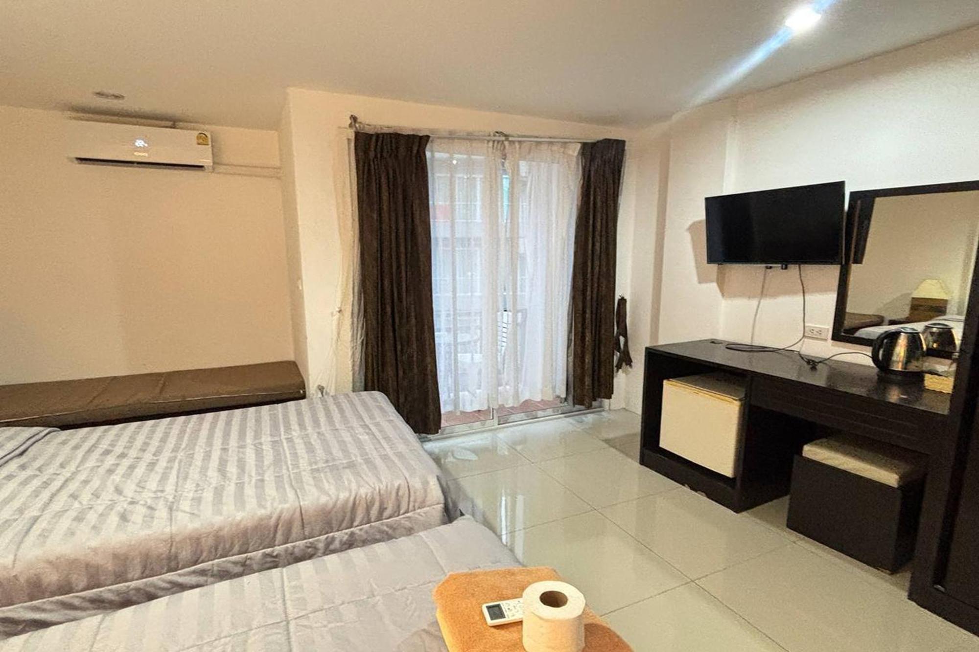 Praew Mansion Hotel Pantai Kamala Bagian luar foto