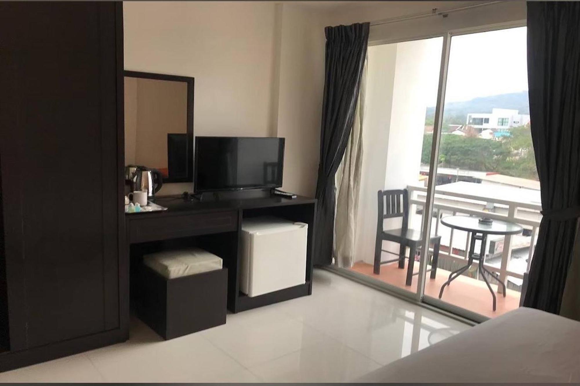Praew Mansion Hotel Pantai Kamala Bagian luar foto