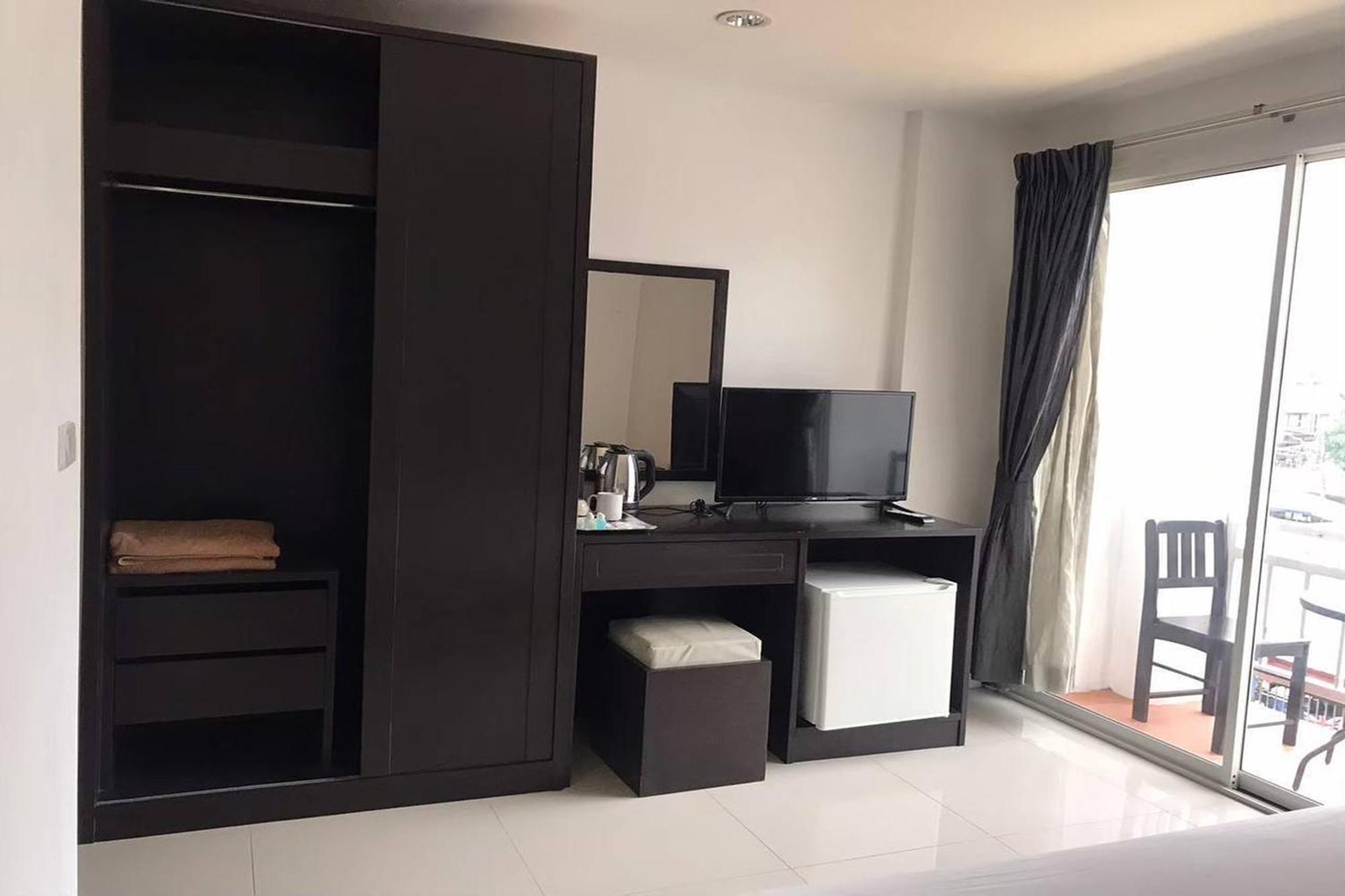 Praew Mansion Hotel Pantai Kamala Bagian luar foto