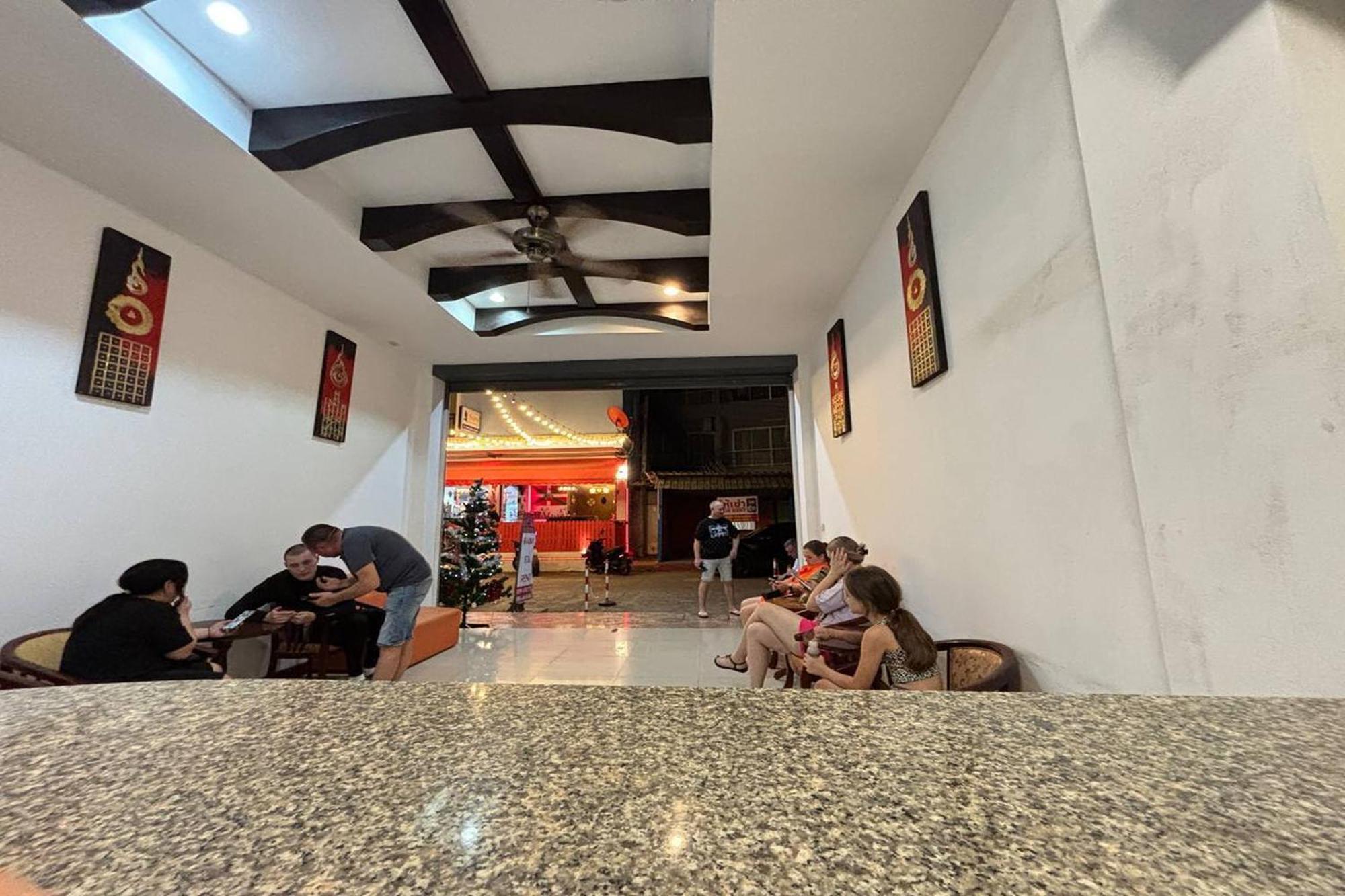 Praew Mansion Hotel Pantai Kamala Bagian luar foto