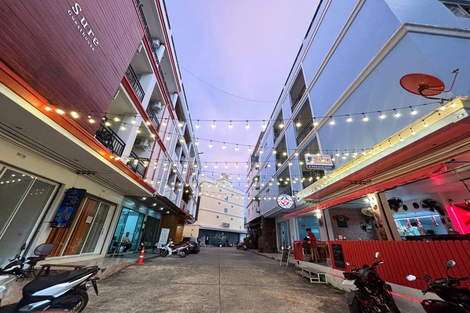 Praew Mansion Hotel Pantai Kamala Bagian luar foto